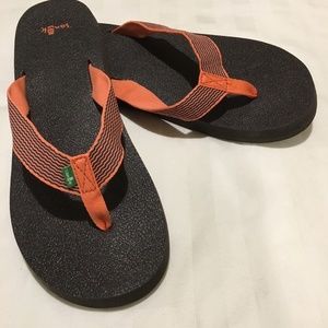 Sanuk orange/brown flip flops